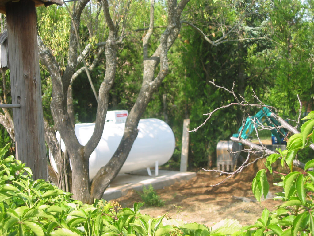Citerne de gaz propane aérienne installée dans un jardin
